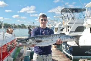 Cancún: paseo en barco de pesca deportiva compartido con bebidas