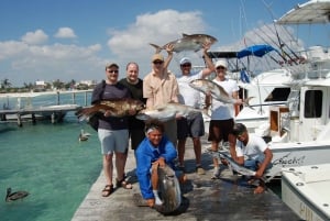 Cancún: paseo en barco de pesca deportiva compartido con bebidas