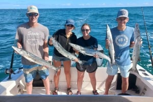 Cancún: paseo en barco de pesca deportiva compartido con bebidas