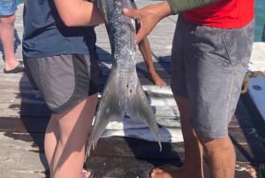 Cancún: paseo en barco de pesca deportiva compartido con bebidas