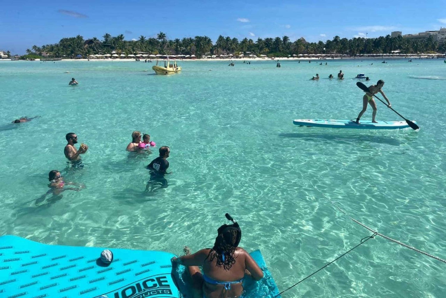 Cancún: Fiesta en barco con tobogán acuático a Isla Mujeres