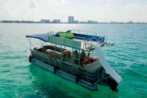 Cancún: Fiesta en barco con tobogán acuático a Isla Mujeres