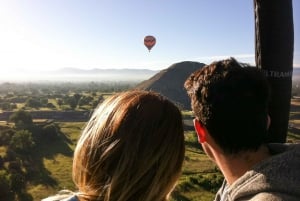 CDMX: Hot-Air Balloon Flight over Teotihuacan & Breakfast