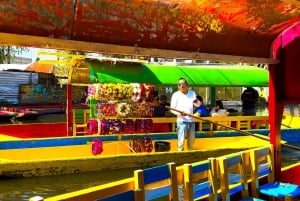 CDMX: Trajinera ride in Xochimilco with tacos, music and drinks