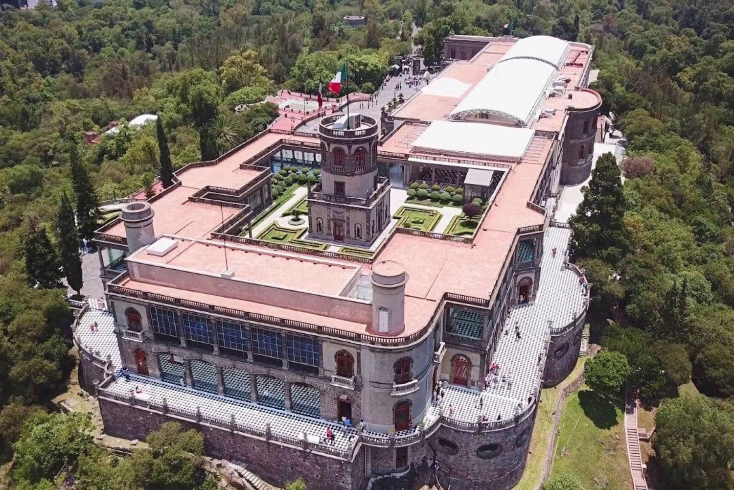 Visita al Castillo de Chapultepec: Explora las lujosas cámaras