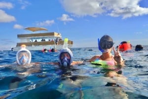 Fiesta en catamarán en Cozumel; el cielo, Colombia y arrecife palancar