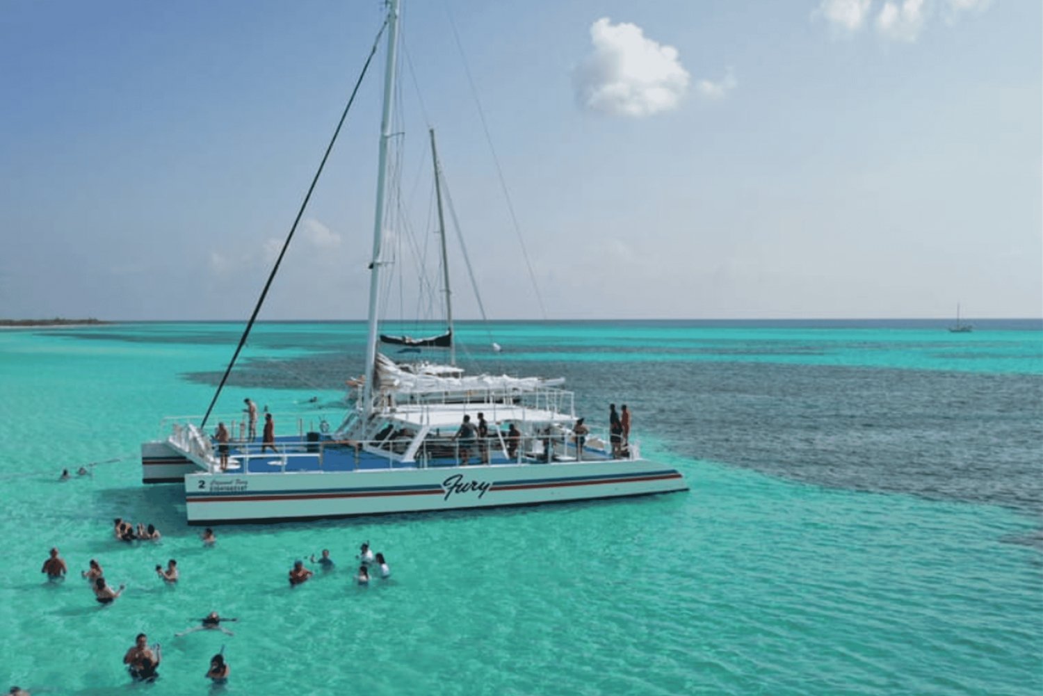 Cozumel: Catamaran al cielo, palancar, y club de playa (comida/barra libre)