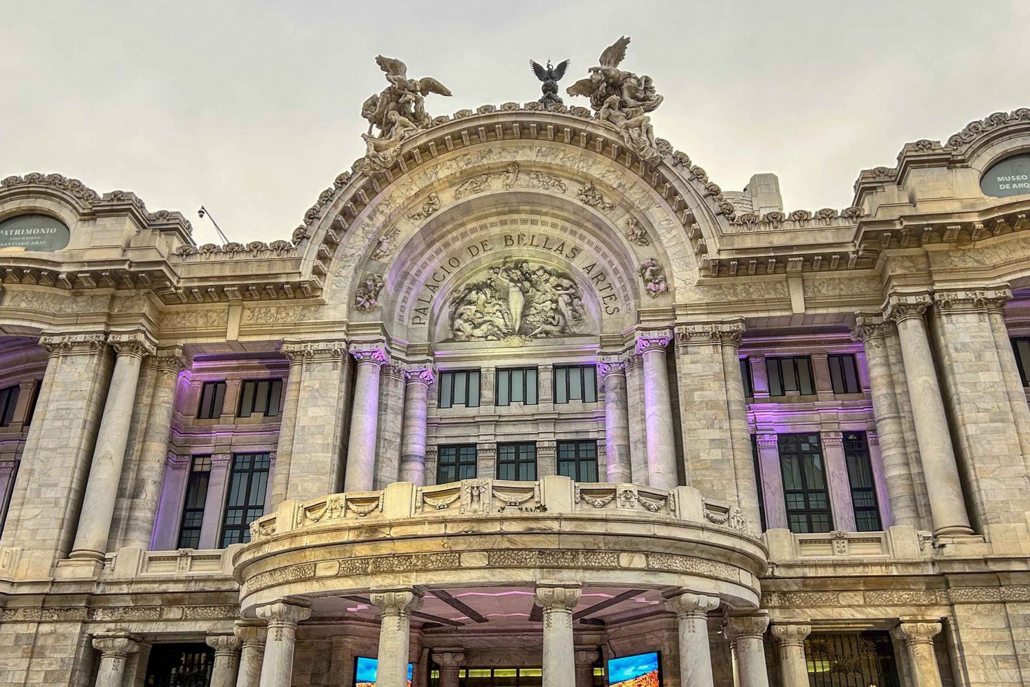 Discover CDMX by night: bus tour.