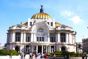 Disfruta del Ballet Folclórico en el Palacio de Bellas Artes.
