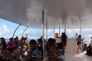 Excursión familiar en catamarán por Isla Mujeres con snorkel