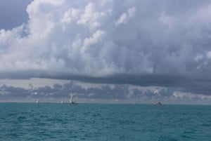 Excursión familiar en catamarán por Isla Mujeres con snorkel