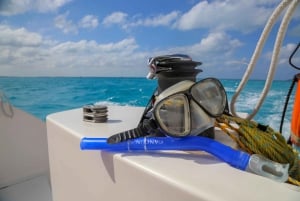 Excursión familiar en catamarán por Isla Mujeres con snorkel