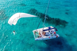 Desde Cancún: Crucero en Catamarán a Isla Mujeres con Barra Libre