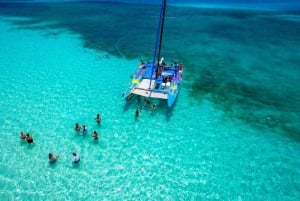 Desde Cancún: Excursión en Catamarán a Isla Mujeres con Comida y Barra Libre