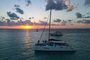 From Cancún: Isla Mujeres Sunset Catamaran Cruise