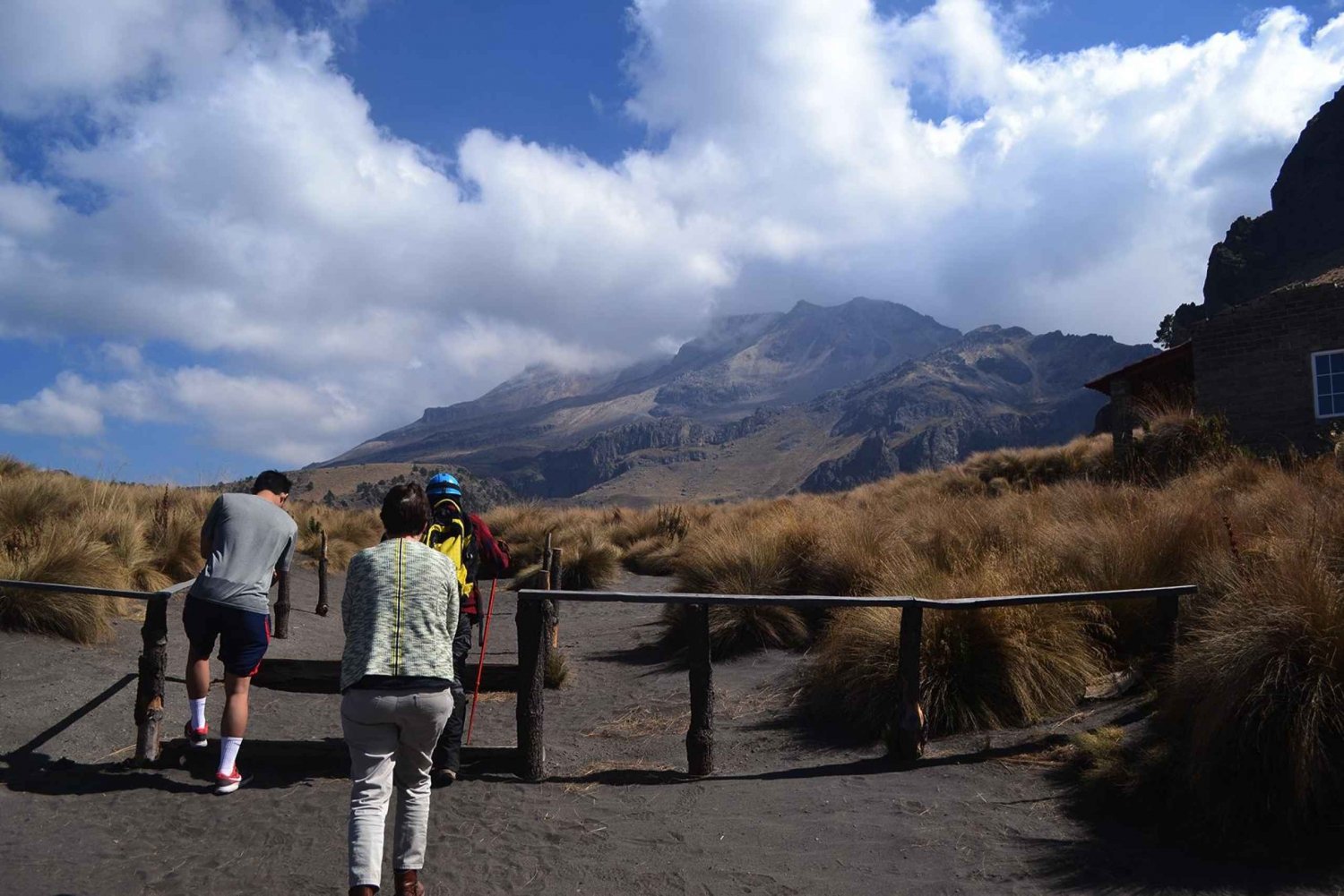 From Mexico City: Iztaccihuatl Volcano Hike with an Alpinist
