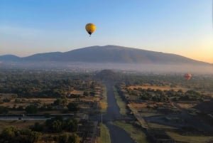 Mexico City: Teotihuacan + tickets + tourist guide + breakfast + transportation