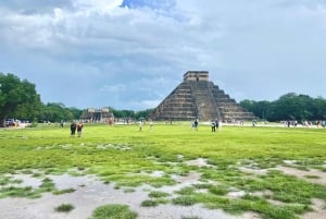 Desde Valladolid: Transporte Compartido a Chichen Itzá y Cenotes