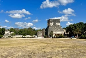 Desde Valladolid: Transporte Compartido a Chichen Itzá y Cenotes