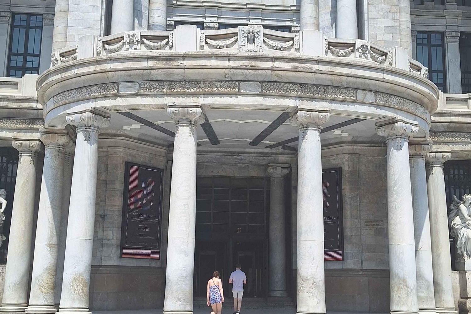 Historic Center: Private tour with murals, history, and churros