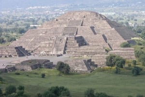 Centro histórico y pirámides de Teotihuacán Degustación de mezcal