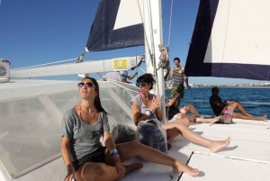 Isla Mujeres: Catamaran Cruise with snorkel, lunch & drinks