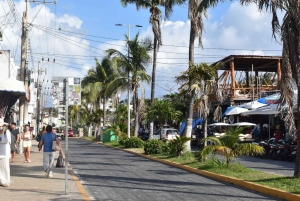 Isla Mujeres: Catamaran Cruise with snorkel, lunch & drinks