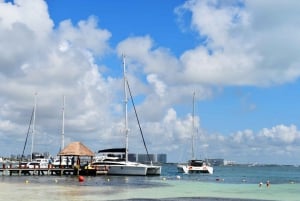 Isla Mujeres: Catamarán con barra libre y snorkel en El Meco