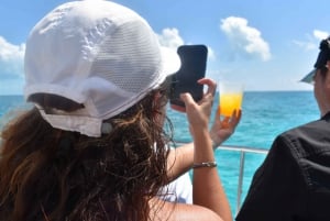 Isla Mujeres: Catamaran with open bar and snorkel in El Meco