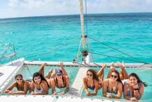 Isla Mujeres: Catamarán con Snorkel, Barra Libre y Traslado