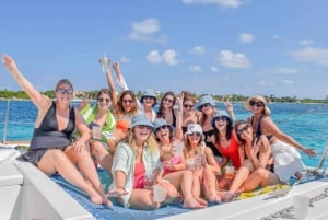 Isla Mujeres: Catamaran with Snorkel, Open Bar, and Transfer