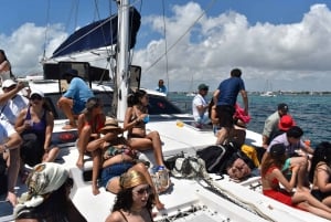 Isla Mujeres: Experiencia en catamarán y snorkel sólo para adultos