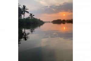 kayak en Puerto Escondido (Amanecer o atardecer entre manglares).