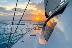 Lujoso Crucero en Catamarán con Vela al Atardecer en Cancún