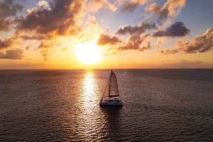 Lujoso Crucero en Catamarán con Vela al Atardecer en Cancún