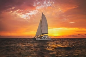 Lujoso Crucero en Catamarán con Vela al Atardecer en Cancún