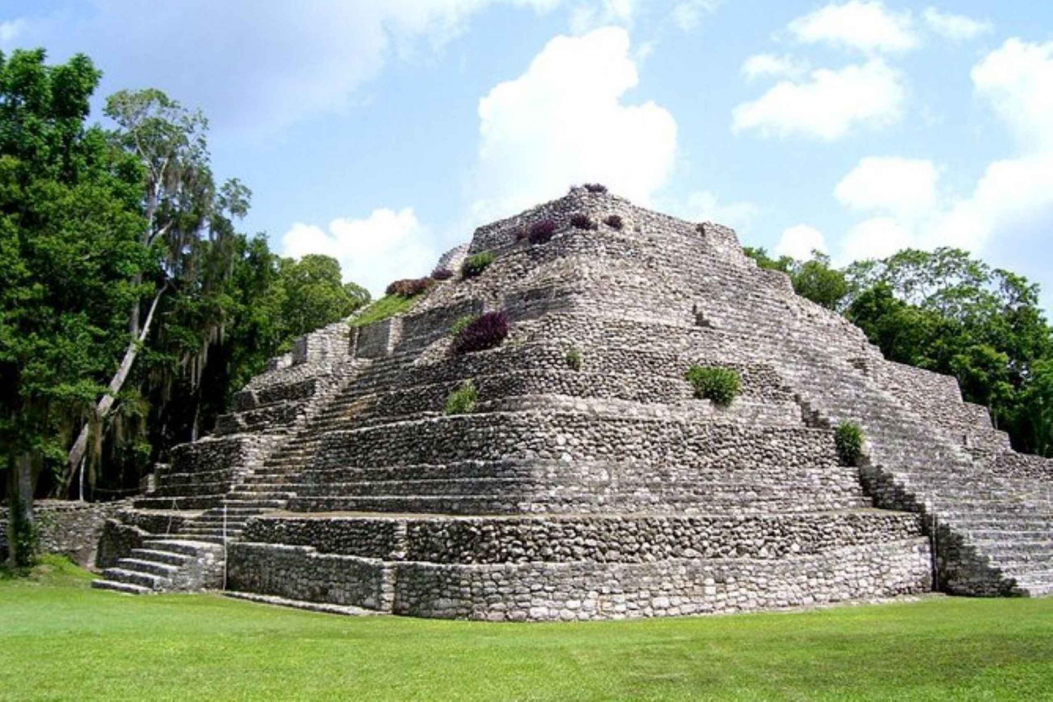 Mahahual: Chachoben Mayan Ruins + Beach Day Experience