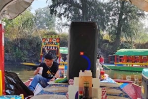 'Fiesta Mexicana Flotante en los canales de xochimilco'