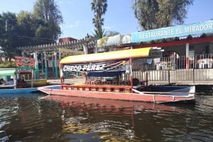 'Fiesta Mexicana Flotante en los canales de xochimilco'