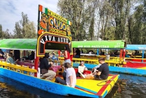 'Fiesta Mexicana Flotante en los canales de xochimilco'