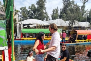 'Fiesta Mexicana Flotante en los canales de xochimilco'