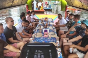 'Fiesta Mexicana Flotante en los canales de xochimilco'