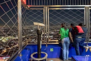 Tour a pie nocturno de Ciudad de México con Torre Latino opcional