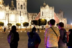 Tour a pie nocturno de Ciudad de México con Torre Latino opcional