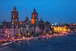 Tour a pie nocturno de Ciudad de México con Torre Latino opcional