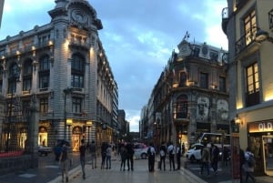Tour a pie nocturno de Ciudad de México con Torre Latino opcional