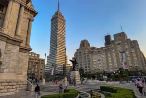 Tour a pie nocturno de Ciudad de México con Torre Latino opcional