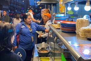 Tour a pie nocturno de Ciudad de México con Torre Latino opcional