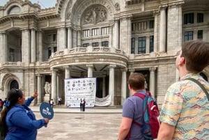 Tour a pie nocturno de Ciudad de México con Torre Latino opcional