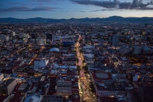 Tour a pie nocturno de Ciudad de México con Torre Latino opcional